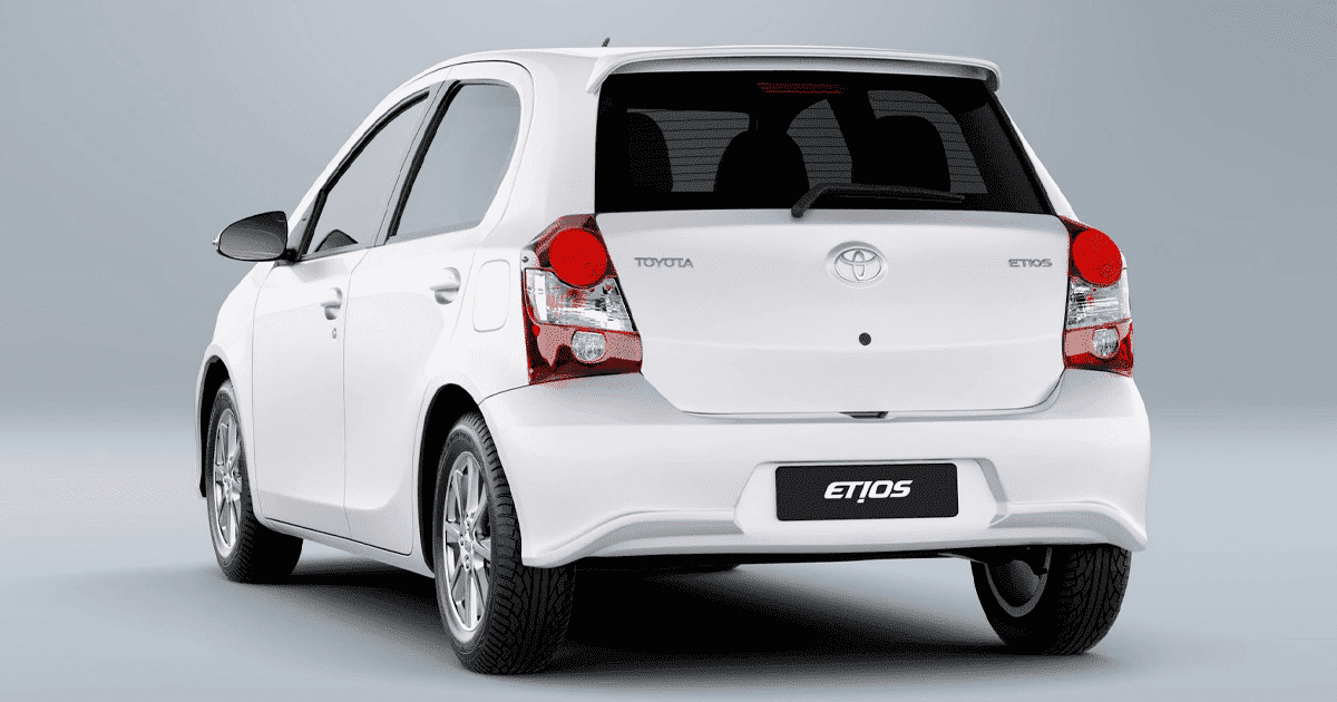 Imagem do carro Toyota Etios Branco parado.