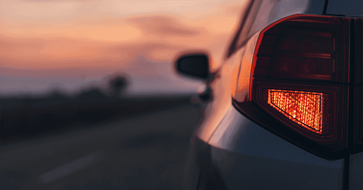 Imagem aproximada de uma lanterna traseira do carro.