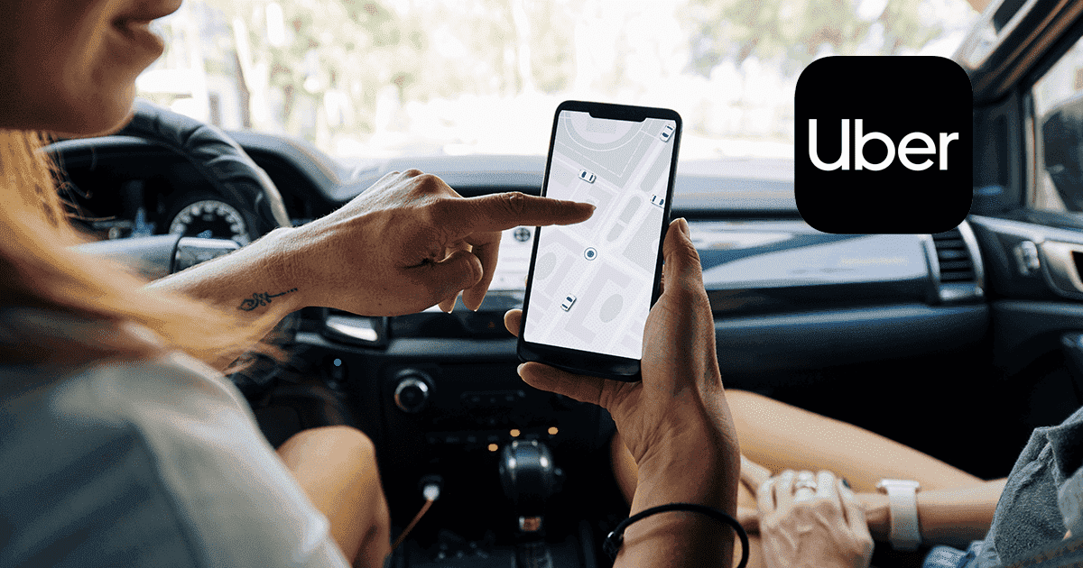 foto de uma pessoa mostrando o mapa do uber dentro do carro.